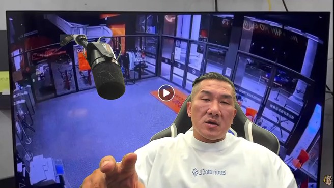 知名網紅「館長」陳之漢在台中市北屯區崇經營的健身房「成吉思汗」，今（12日）晚開遭1輛藍色貨車故意衝撞，警方已逮捕車上2人。（翻攝館長直播）