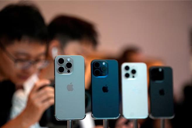 在苹果专卖店内试用新型机种的青年（图／路透社）