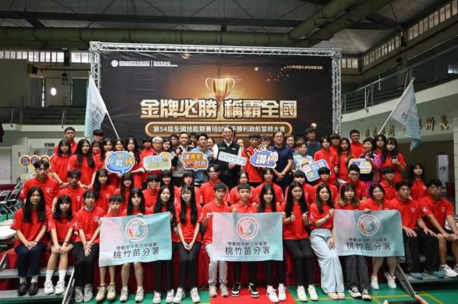 桃竹苗分署今舉行全國技能競賽誓師及授旗典禮，賴家仁分署長（第三排中）與培訓選手、老師一起合影。圖/桃竹苗分署提供