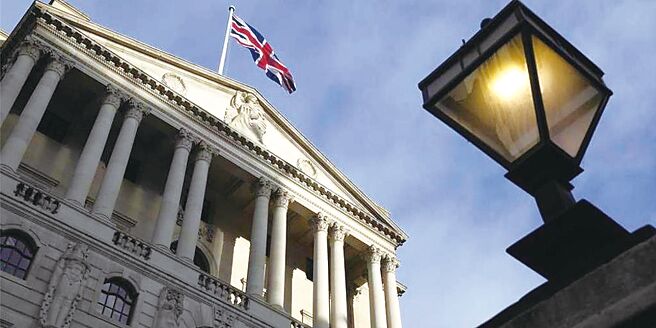 最新就业报告显示，英国劳工薪资仍持续劲增，恐让预计下周开会的英国央行（BOE）有所顾忌，不敢贸然降息。图／美联社