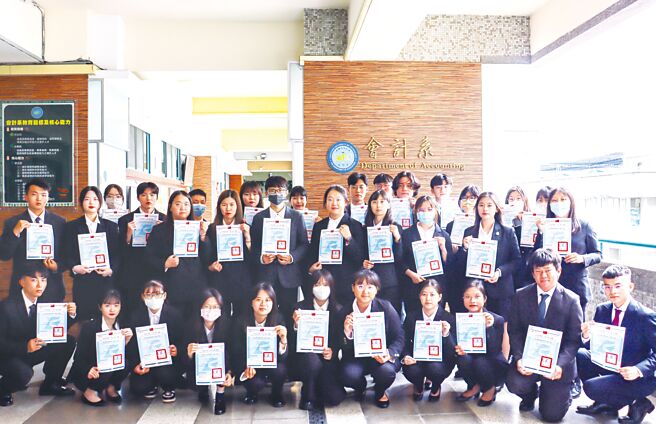 經濟部iPAS無形資產評價管理師認證考試，朝陽科大會計系學子通過率居全台之冠。圖／朝陽科大提供