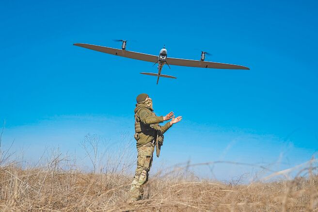美国印太司令表示，美国从乌克兰在俄乌战争中运用创新无人机技术吸取教训，针对台海设计「地狱景象」策略，挫败大陆；图为俄乌战争期间，乌克兰军人操控侦察无人机飞越俄罗斯军队阵地。（路透）