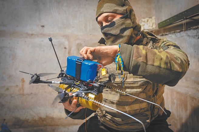 美國印太司令表示，美國從烏克蘭在俄烏戰爭中運用創新無人機技術吸取教訓，針對台海設計「地獄景象」策略，挫敗大陸；圖為俄烏戰爭期間，烏克蘭軍人操控偵察無人機飛越俄羅斯軍隊陣地。（美聯社）