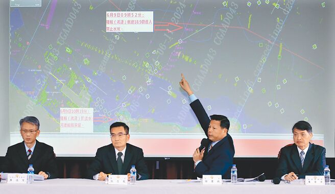 海巡署北部分署长廖德圣（左起）、署长张忠龙、副署长谢庆钦及巡防组长廖云宏11日开记者会说明陆籍男子驾船非法入境案，并坦言全案是因为人为疏失误判所致。（范扬光摄）