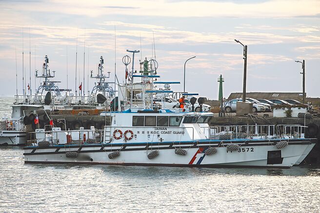 据指出，国军第三作战区11日已经召集海巡署与海军等单位，针对陆艇闯进淡水河事件进行检讨。图为海巡人员11日例行于淡水河口巡逻作业。（资料照/
邓博仁摄）