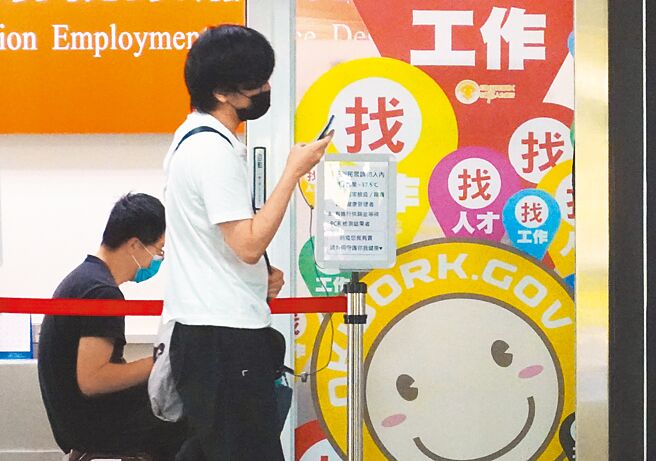 据主计处统计，非典型劳工已升破80万人，其中临时或派遣人力者就将近60万人。图为民眾应徵工作。（本报资料照片）