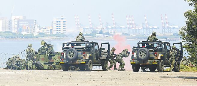 一名大陸籍男子自福州駕駛動力小艇直闖淡水河口，在漁人碼頭上岸時才遭逮捕。對此，退役少將栗正傑12日表示，「淡水河防是非常重要，以前是一個師的兵力在守淡水，我們那時候站衛兵是五零機槍對著河口」。（圖／本報系資料照）