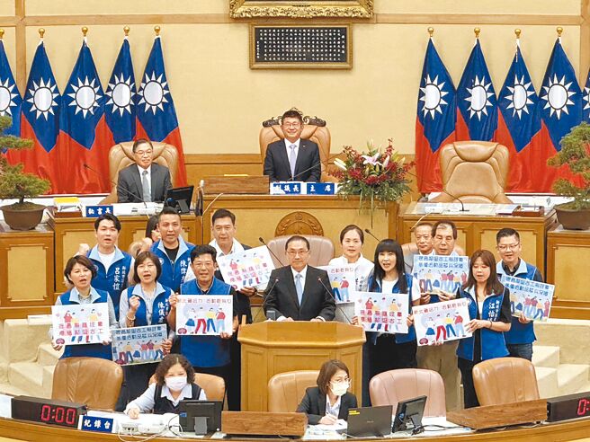 新北市里鄰長聯誼活動經費13年來維持3840元，11日新北市長侯友宜（左四）在總質詢時提到此事，承諾估算後將於明年將活動經費調整成4100元，調漲幅度6.7％左右，獲新北市國民黨團認同「更接地氣」。（柯毓庭攝）