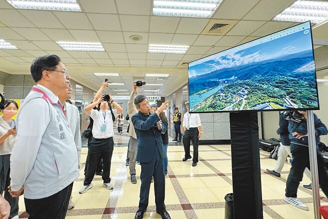 桃園市觀旅局運用科技創新的智慧觀光服務，跨越地理限制，推出熱門景點的數位孿生及體驗桃園專區，讓國內外網友手指點一點就能身歷其境。（蔡依珍攝）