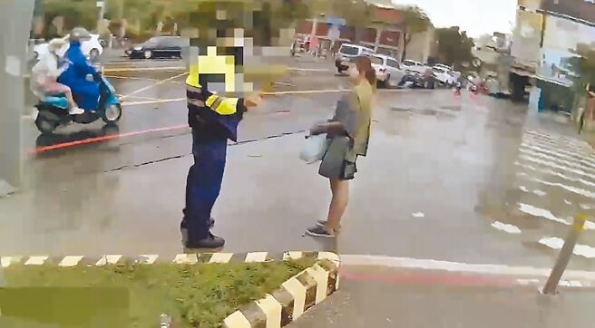 精神及情緒都不穩定的40歲郭姓女子（右），11日一早在台南轉運站隨機踹2人，被警方依傷害罪嫌帶回偵辦。（民眾提供／曹婷婷台南傳真）