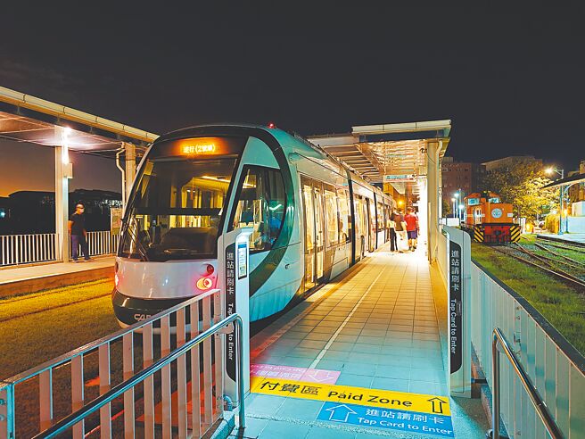 高雄轻轨自4月起试办「深夜加班区间车」却运量惨澹，民代点出无法转乘捷运且班距过长的致命伤，呼吁做出调整，符合民眾需求。（任义宇摄）