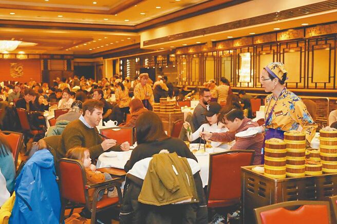 美国纽约唐人街一家中餐厅顾客享用早茶。（中新社）