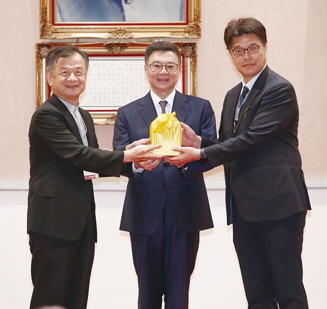 行政院5月20日舉行聯合交接典禮，在行政院長榮泰（中）監交下，新任陸委會主委邱垂正（右）與卸任陸委會主委邱太三（左）完成交接。（中時資料照）