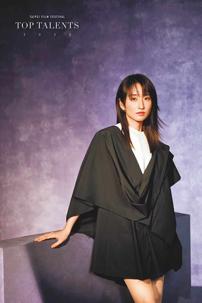 柯佳嬿駕馭LV套裝，使人與衣的質感相輔相成。（北影提供）