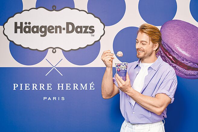 法籍男星法比歐誇哈根達斯「香草藍莓馬卡龍冰淇淋」是自己冰品名單中的新歡。（哈根達斯提供）