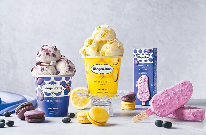 哈根達斯「香草藍莓馬卡龍脆皮雪糕」，129元。（哈根達斯提供）