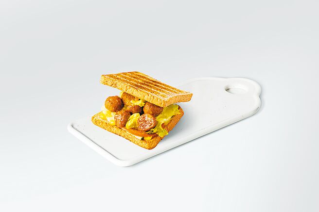 路易莎預告17日將推融合檸檬香氣和濃縮咖啡的「西西里咖啡」；餐點則推「義式植物肉丸風味吐司磚壓」與「植物肉丸麥香三明治」（見圖），採純植物成分的肉丸，具低飽和脂肪和零膽固醇特色，提供健康飲食新選擇。（路易莎提供）