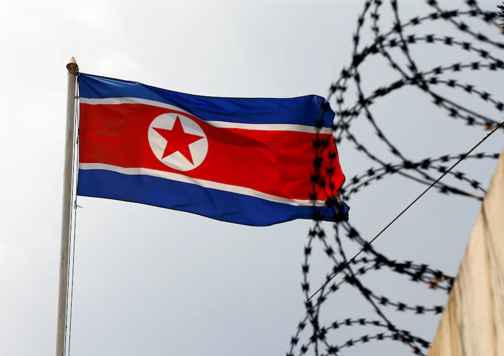 北韓駐外使館周遭飄揚的旗幟（圖／路透社）