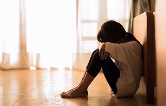 扯！男教授上課當眾伸手捏女學生「該逼」  她崩潰放棄學業