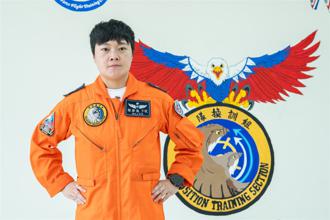 勇鷹高教機首位女性換訓教官曝光   鍾瀞儀築夢之路起源風災