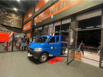 應徵教練被拒！他開車衝撞館長健身房　加速猛撞大門影片曝光