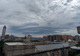 鄭明典曬1照 天空驚見「飛碟雲」氣象署揭成因