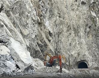 花蓮中橫錐麓路段搶通 2巨石待爆破管制放行