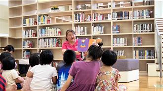 鼓励家乡孩子爱上阅读 莲乡妈妈无私付出说故事