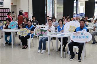 鍾東錦親送新生兒借閱證 苗縣啟動愛閱讀逗陣行