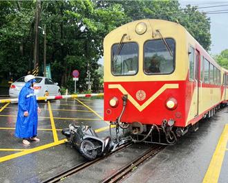 驚險瞬間！老翁騎車撞平交道遮斷桿   「連人帶車」滑進鐵軌險遭撞