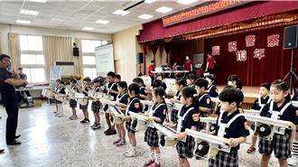 南市白河分局警察节表扬 小朋友穿迷你制服演奏歌曲超萌