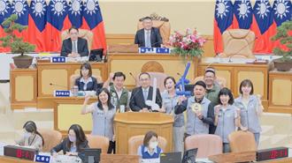 勸進侯友宜爭取國民黨主席 綠議員送斬妖除魔劍、照妖鏡