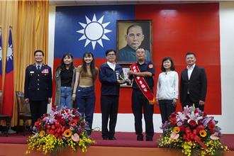 高市歡慶警察節 陳其邁：槍擊案今年一件都沒有