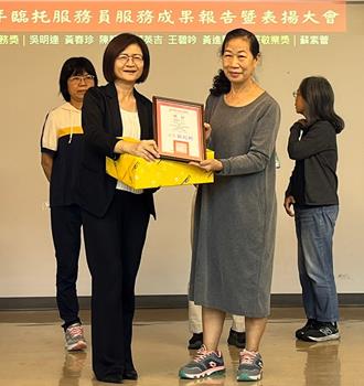 喜憨兒臨托服務來相助 阿春姐照顧極重度障礙者獲績優服務員
