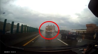 「他撞下去了」化學槽車雨天硬超車　無辜轎車慘遭撞擊！