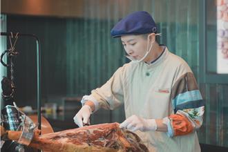 精品級饗宴寵老饕 侍肉師桌邊上演現切秀 侍酒師獻清酒撫舌尖