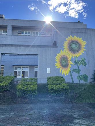 台中打卡景點再加1！新社國小8公尺巨型向日葵浮雕好吸睛