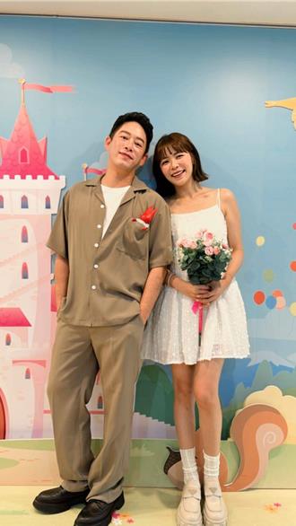 Junior、林萱瑜登記結婚嗨秀身分證 帶小鬼公仔見證