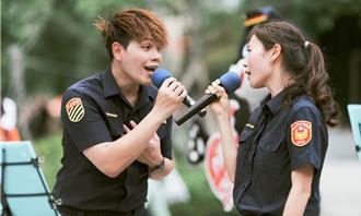 內科「快閃」自彈自唱　內湖警另類慶祝警察節