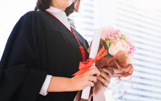 已故外公承諾：高考完拿鮮花來接我！ 少女3年後收花淚潸潸