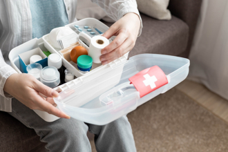 涂液体OK绷他喊「差点痛死」 内行人见细节：全都用错