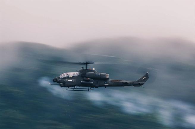 陆军航空特战指挥部昨日实施「113-2号空用武器基础射击」，陆航602旅飞行官娴熟地驾驶AH-1W攻击直升机，朝目标猛烈发射20公厘机炮，掀起阵阵硝烟，精准命中靶区，展现精湛飞行及射击技术。（记者袁铭骏摄）