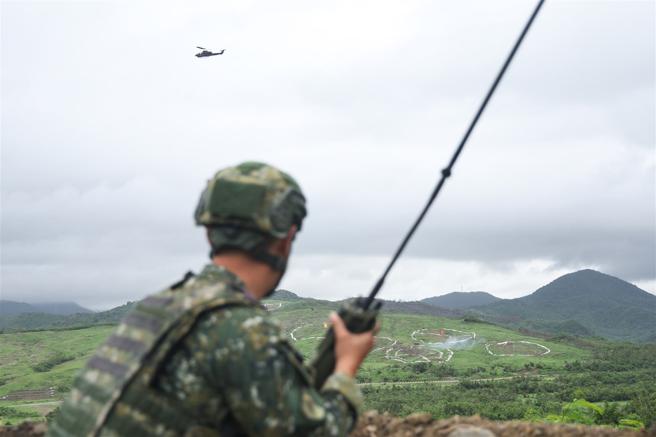  特战部队进行地空导引作业，引导AH-1W攻击直升机进场射击。（记者黄迪明摄）