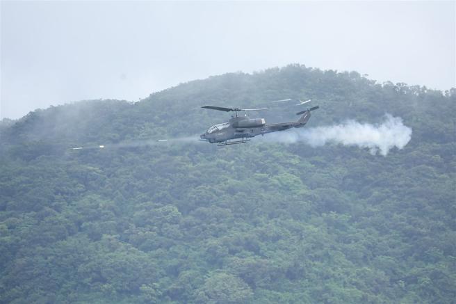 飞行官实施基础射击课目，验证2.75吋海神火箭等武器射击。（记者黄迪明摄）