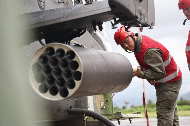 地勤人员执行2.75吋海神火箭装载。（记者黄迪明摄）