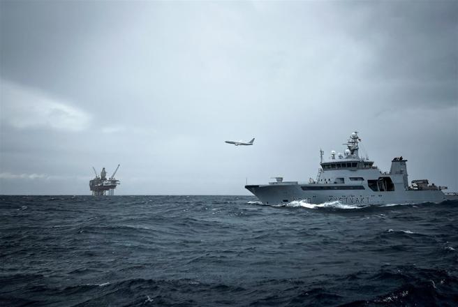  挪威海岸防衛隊巡邏艦加入「北歐看守者」行動，與挪軍P-8A巡邏機一同確保海洋基建安全。
（取自挪威國防軍「X」帳號）