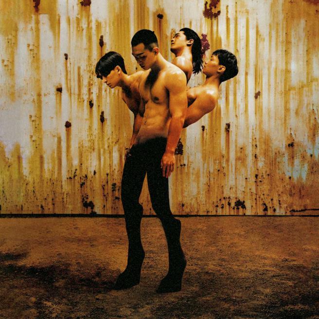 傻子与白痴为了专辑封面大秀健美身材。（图／傻子与白痴提供）