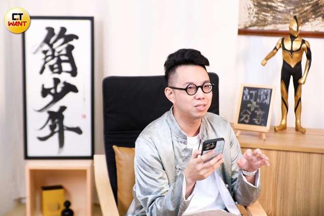 简少年曾为傻子与白痴算命，称他们十年内会一飞冲天。（图／林士杰摄）