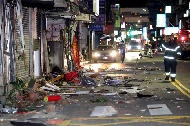 张男驾车连撞7店面，巨大的声响惊醒许多住户，纷纷跑下楼查看，现场满目疮痍。（黄世麒摄）