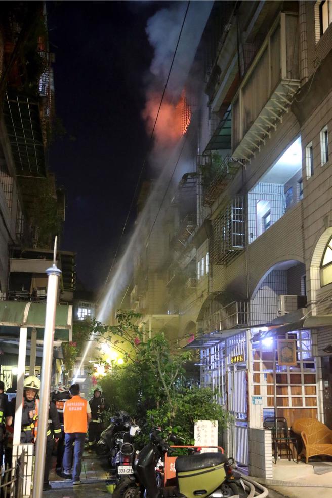 新北市土城区延寿路巷弄内一栋公寓住宅发生大火，熊熊火光及浓烟窜出。（黄世麒摄）